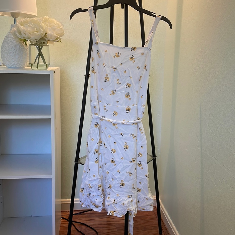 White Daisy Patterned Mini Dress